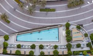 Bazén v ubytování Stunning Burj View High Floor EB nebo v jeho okolí