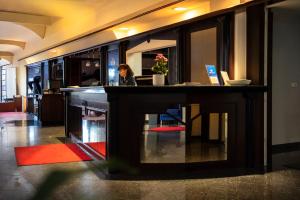 kobieta siedząca w barze w holu w obiekcie Hotel Bavaria Brehna w mieście Brehna