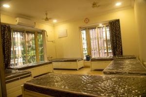 En eller flere senge i et værelse på Ansh PG & DORMITORY + 43 billeder