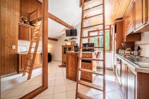 Una cocina con escalera en una casa pequeña. en Au Rêve Savoyard 7 - 4 personnes, en Morillon