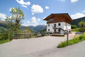 un pequeño edificio blanco con techo de madera en Joshof Talblick, en Stulles