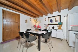 PailhacにあるJolie Maison Vallee D'aure 4étoilesのダイニングルーム(木製のドア、テーブル、椅子付)