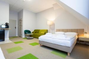 ein Schlafzimmer mit Bett und ein Wohnzimmer in der Unterkunft Moon Apartments Wrocław in Breslau