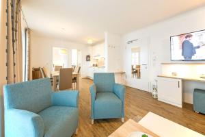 Una televisión o centro de entretenimiento en Dünenrose Fewo Wolkenlos