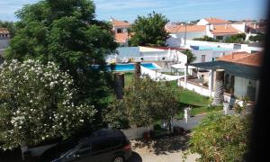 a car parked in a parking lot next to a house at Casa do Pateo in Casa Branca