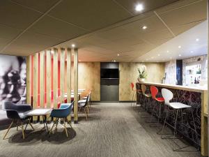 a restaurant with tables and chairs and a bar at ibis Montpellier Centre Comedie in Montpellier