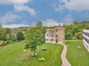 ビュール・シュリヴェットにあるResidhome Paris Saclay " Bures sur Yvette "の田中大きな建物の空中