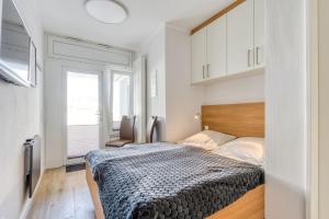 Un dormitorio con una cama con cabecero de madera. en Alte Teestube W 70, en Norderney