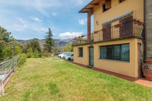 a house with a balcony and a yard at La Loggia in Pian di Scò