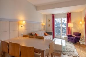 een woonkamer met een tafel en een bank bij Flaine- Appartement 7 personnes in Flaine