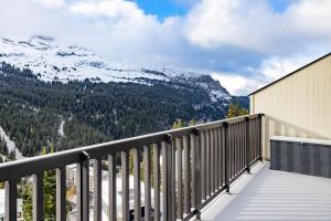 een balkon met uitzicht op een berg bij Flaine- Appartement 7 personnes in Flaine