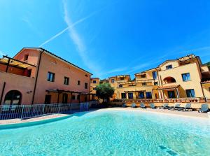 a large swimming pool in front of some buildings at Appartamento La Pergola al Cavo in Cavo