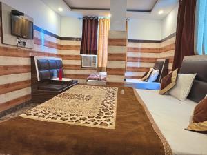 Postel nebo postele na pokoji v ubytování Ashoka Residency