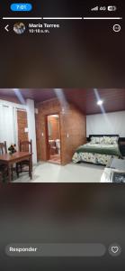 TinjacáPosada Villa Victoria的一张卧室的照片,卧室里配有一张床铺和一张桌子