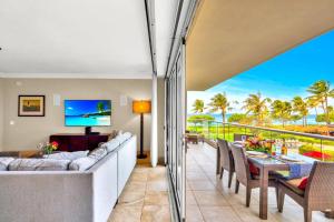 un salon avec un canapé et une table dans l'établissement Honua Kai 3 Free Rental Cars KBM Resorts Grand Suite 3 Units 7 Bedrooms HK ML-1121, à Kaanapali Airport