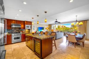 une cuisine ouverte et une salle à manger avec une table et des chaises dans l'établissement Honua Kai 3 Free Rental Cars KBM Resorts Grand Suite 3 Units 7 Bedrooms HK ML-1121, à Kaanapali Airport