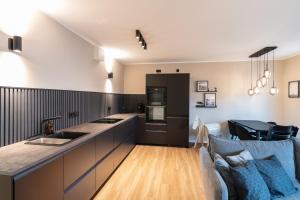 een keuken en een woonkamer met een bank bij Meereskind Usedom in Kolpinsee