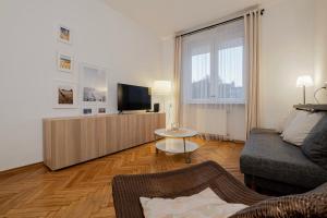 Una sala de estar con un sofá y un televisor en 5 Apart, en Gdynia