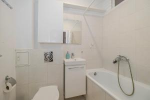 Un baño con bañera, inodoro y lavabo. en 5 Apart, en Gdynia 18 fotos más