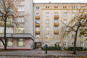 Un edificio de apartamentos con un estacionamiento enfrente. en 5 Apart, en Gdynia
