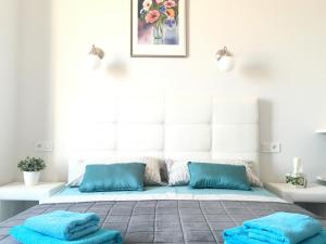 Giường trong phòng chung tại Apartments Monaco