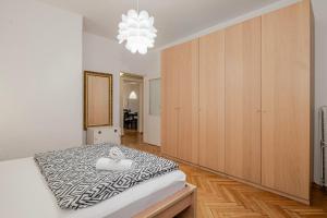 Un dormitorio con una cama con una manta blanca y negra. en 5 Apart, en Gdynia