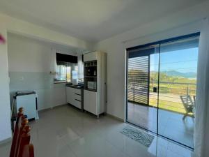 A kitchen or kitchenette at Apart-Hotel "Encantos do Mar" - Beira Mar
