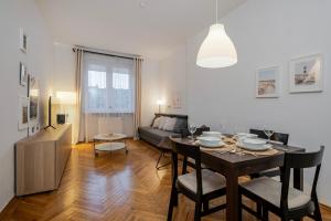 una sala de estar con una mesa y un sofá en 5 Apart, en Gdynia
