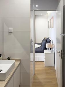 Cozy 1-bdr apt, Cidadela - LCGR في برايا: حمام مع حوض وسرير +44 صورة