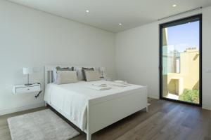 En eller flere senge i et værelse på Vilamoura Parque - Luxury Villa with pool by HD