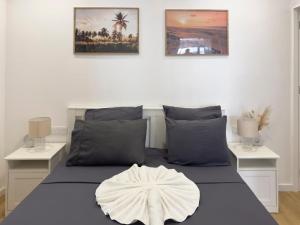 Cozy 1-bdr apt, Cidadela - LCGR في برايا: غرفة نوم بسرير كبير وطاولتين