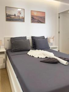 Cozy 1-bdr apt, Cidadela - LCGR في برايا: غرفة نوم بسرير من الشراشف الزرقاء