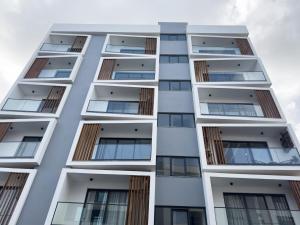 Cozy 1-bdr apt, Cidadela - LCGR في برايا: مبنى شقة بيضاء طويلة مع نوافذ