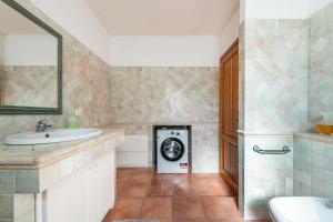 La salle de bains est pourvue d'un lave-linge et d'un sèche-linge. dans l'établissement Casa Giovanna e Antonio, à Calasetta