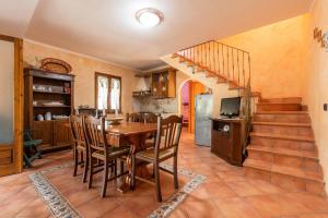 une cuisine et une salle à manger avec une table et des chaises dans l'établissement Casa Giovanna e Antonio, à Calasetta