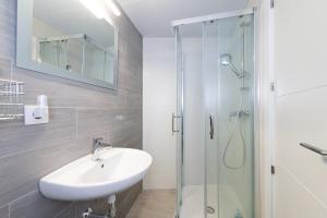 トレ・デ・ベナガルボンにあるDreamy Beach Duplexの洗面台とシャワー付きのバスルーム