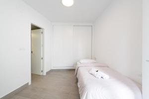 トレ・デ・ベナガルボンにあるDreamy Beach Duplexの白いベッドルーム(ベッドに白いタオル2枚付) +11枚の写真