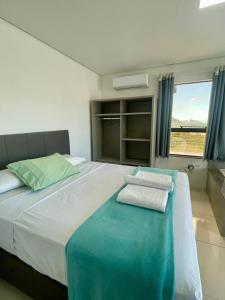 A bed or beds in a room at Apart-Hotel "Encantos do Mar" - Beira Mar Még 121 kép