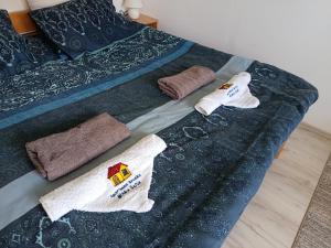 - un lit avec des serviettes et des oreillers dans l'établissement Apartman Branka, à Niška Banja