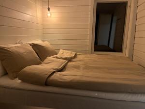 にあるVilla Laituri Enäjärven rannallaの窓のある部屋にある大きなベッド