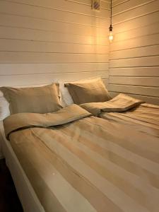 にあるVilla Laituri Enäjärven rannallaの大型ベッド1台(枕2つ付)