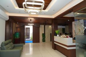 - un salon avec un canapé et un hall dans l'établissement Rosse Dale Suites and Hotel Coimbatore, à Coimbatore