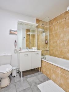 ビュール・シュリヴェットにあるResidhome Paris Saclay " Bures sur Yvette "のトイレ、洗面台、浴槽を備えたバスルーム +20枚の写真