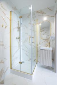 eine Dusche mit Glastür im Badezimmer in der Unterkunft Moon Apartments Wrocław in Breslau