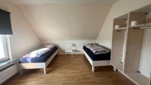 a room with two beds in a attic at Ferienwohnung Löhne in Löhne