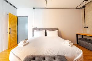 ein Schlafzimmer mit einem großen Bett mit zwei Handtüchern darauf in der Unterkunft Cactus Villa 2024, Krabi in Klong Muang Beach + 52 Fotos