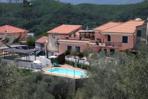 Gli Angeli Agriturismo - Papà Nino في Cisano sul Neva: فيلا بمسبح في منتجع