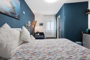 une chambre avec un lit et un mur bleu dans l'établissement Ca Du Grifun 2, à Vernazza