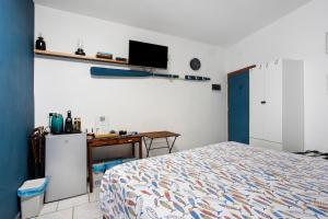 une chambre avec un lit, un bureau et une télévision dans l'établissement Ca Du Grifun 2, à Vernazza