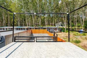 ein Skatepark mit einer Skateboard-Rampe und Bäumen in der Unterkunft Cactus Villa 2024, Krabi in Klong Muang Beach